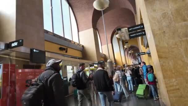 Viajeros Apresurados Caminan Por Los Pasillos Una Estación Roma — Vídeo de stock