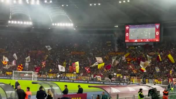 Прихильники Підбадьорюють Футбольну Команду Roma Поки Вони Грають Проти Лекса — стокове відео