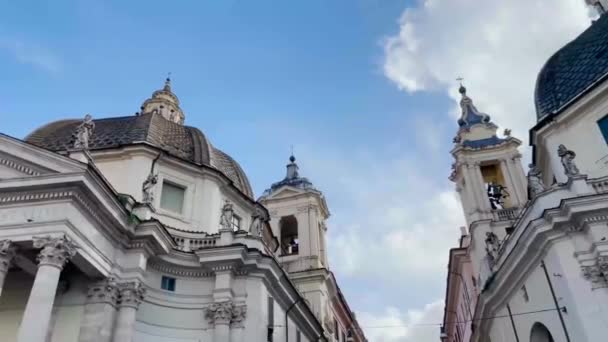 Kamera Przechyla Się Między Bliźniaczymi Kościołami Włoch — Wideo stockowe