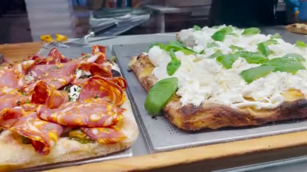 イタリアのレストランでショーケースにピザをスライスする人々 — ストック動画