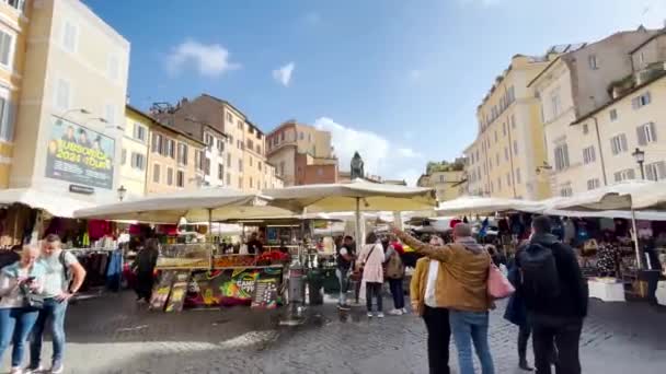 Ludzie Rozmawiający Ulicach Włoch Targiem Ulicznym Tle — Wideo stockowe