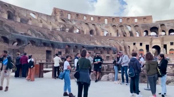 Kamera Panorering Inne Romerska Colosseum Fånga Det Stora Antalet Turister — Stockvideo