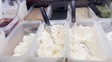 Tabağınıza eşlik edecek eşlikçilerden seçebileceğiniz bir sürü meze var.