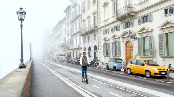 Холодний Туманний Ранок Людина Бачить Їде Електричному Скутері Вулицях Флоренції — стокове відео