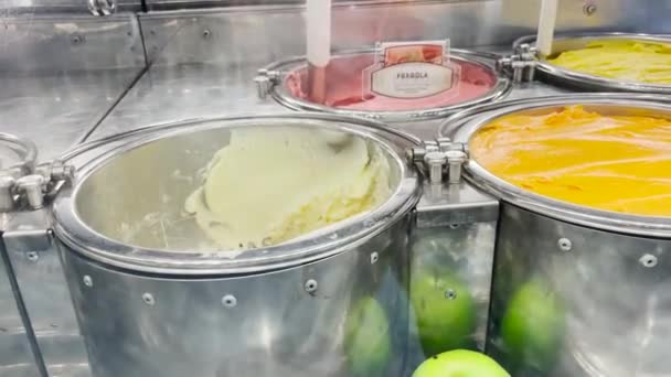 Ιταλικές Γεύσεις Παγωτού Εμφανίζονται Δοχεία Ορατά Στους Πελάτες Για Εύκολη — Αρχείο Βίντεο