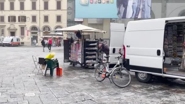 一个男人从他的面包车里把纪念品卖给游客 — 图库视频影像
