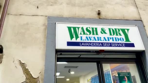 洗衣店的招牌上写着顾客进来洗他们的脏衣服 — 图库视频影像