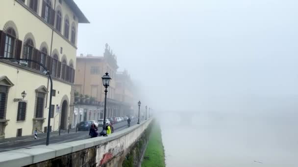 Una Espesa Niebla Cubre Paseo Junto Río Con Personas Coches — Vídeo de stock