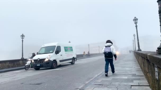 Alunos Caminho Escola Atravessando Ponte Numa Manhã Fria Enevoada — Vídeo de Stock