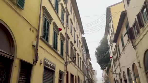 佛罗伦萨 托斯卡纳 意大利 2023 街道上方挂着灯光和球体装饰 每端都悬挂在建筑物上 — 图库视频影像