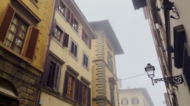Uma Rua Envolta Névoa Florença Itália Mostrando Arquitetura Clássica Cidade — Vídeo de Stock
