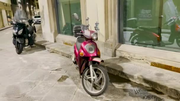 Des Scooters Garés Bordent Une Rue Déserte Florence Capturant Essence — Video