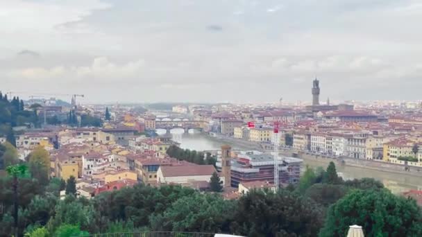 Overlooking Arno River Florence Skyline Unfolds Duomo Dominating Cityscape — Stock Video