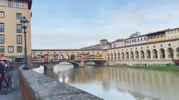 Ponte Vecchio Táhne Přes Řeku Arno Jeho Historické Obchody Odrážejí — Stock video