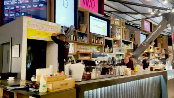 Een Levendig Italiaans Café Bereidt Een Barista Vakkundig Drankjes Terwijl — Stockvideo