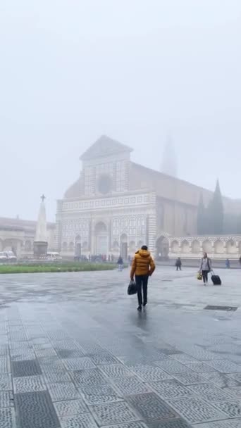 Mglisty Dzień Placu Santa Maria Novella Pieszymi Zabytkową Fasadą Kościoła — Wideo stockowe