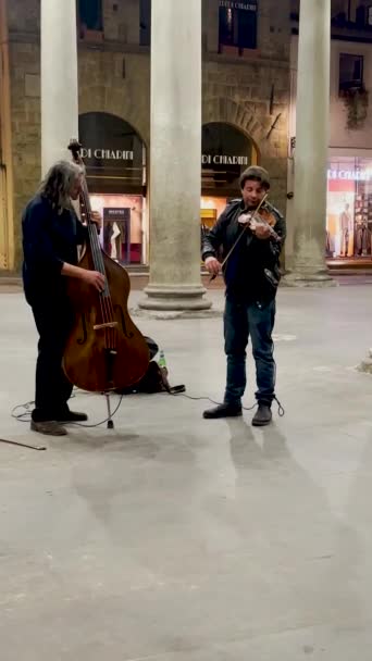 Duo Street Musicians Performs Violin Double Bass Echoing Arches Florentine — Stock Video