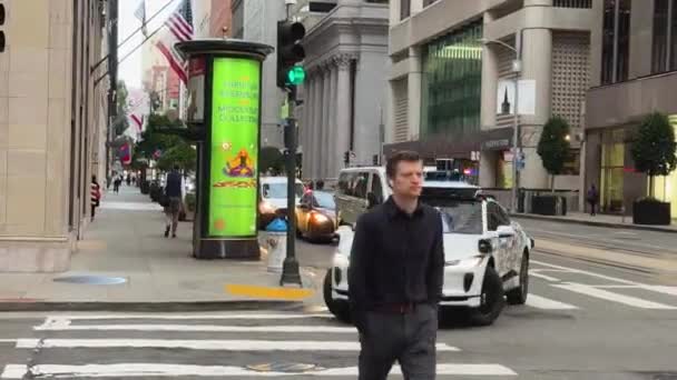 在繁华的城市街道场景中 一辆独创包装的自驾驶汽车在交通中脱颖而出 — 图库视频影像