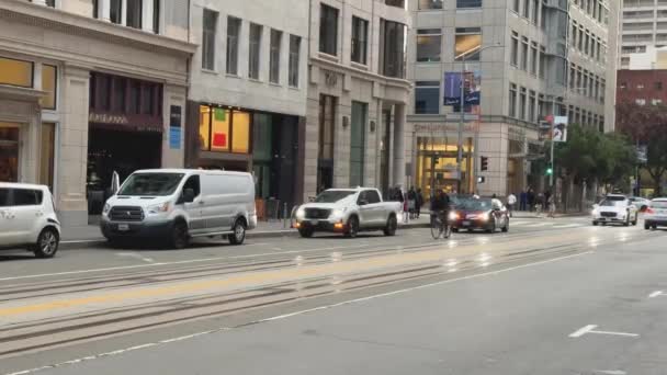 自動運転車は 忙しい市街地の多様な交通の流れと融合し 日々の通勤におけるAiの統合を示しています — ストック動画