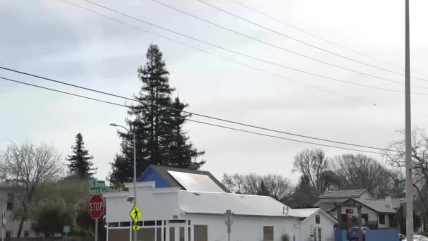 Banliyöde Bir Sokak Köşesinde Mavi Çatısı Güneş Panelleri Olan Beyaz — Stok video