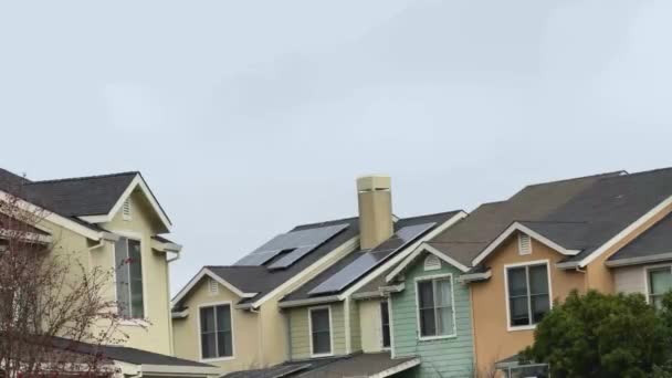 Domy Podmiejskie Eleganckimi Panelami Słonecznymi Tle Zachmurzonego Nieba Podkreślające Zrównoważone — Wideo stockowe