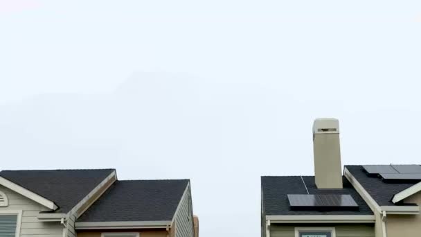 Una Casa Suburbana California Bajo Cielos Nublados Con Paneles Solares — Vídeo de stock