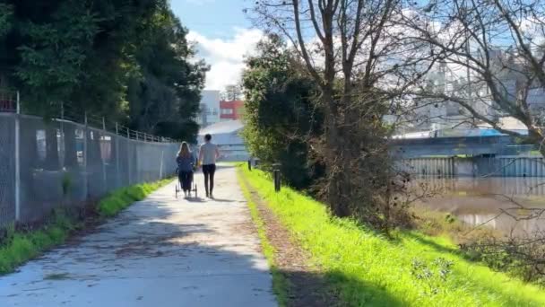 Bir Çift Petaluma Nehri Nin Kıyısındaki Nehir Kenarında Bebek Arabasıyla — Stok video