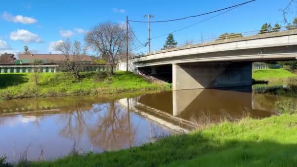 Uma Ponte Concreto Atravessa Rio Petaluma Seu Reflexo Fundindo Com — Vídeo de Stock