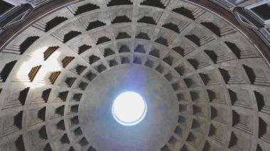 Oculus gökyüzüne açılıyor, Roma 'nın antik Pantheon' unun desenli kubbesini aydınlatıyor, mimari tasarımın bir mucizesi..