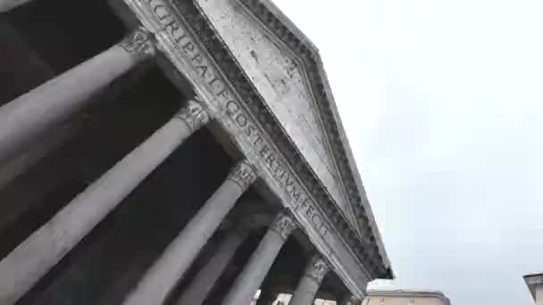 Vista Hacia Arriba Los Panteones Intrincado Frontón Columnas Estriadas Contra — Vídeo de stock