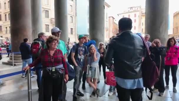 Guia Turístico Envolve Com Visitantes Sob Colunas Maciças Panteão Compartilhando — Vídeo de Stock