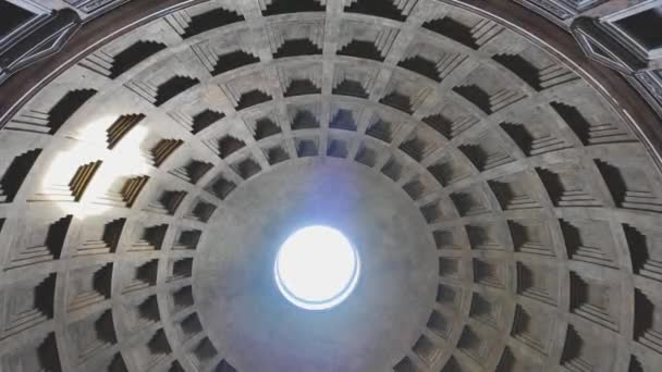 Oculo Apre Verso Cielo Illuminando Cupola Modellata Dell Antico Pantheon — Video Stock