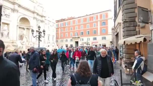 Жива Сцена Розгортається Римській Вулиці Галасливими Кафе Прогулянками Відвідувачів Чарівністю — стокове відео