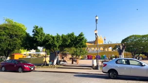 Una Tranquila Plaza Ciudad Izamal Bañada Por Luz Del Sol — Vídeos de Stock
