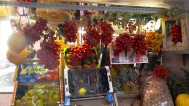  Canlı bir Napoli pazarında çeşitli meyve ve fındıklar sergileniyor.