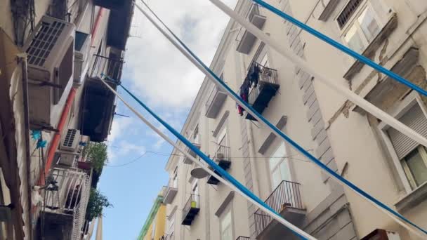 Eine Geschäftige Straße Neapel Mit Einer Reihe Farbenfroher Gebäude Mit — Stockvideo