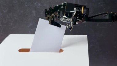 Robotik bir kol boş bir kartı tutar, onu beyaz bir yüzey üzerinde koyu bir arkaplana yerleştirir..