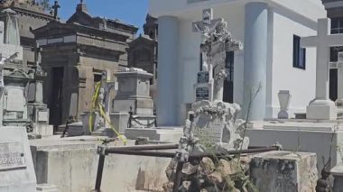 Eski mezarların ve anıtların zamansız güzelliklerini sergileyen yıpranmış haç ve mezarların yer aldığı tarihi bir mezarlık. Sahne bir tarih ve hatıra hissini yansıtıyor..