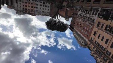 Roma 'daki Largo di Torre Arjantin' in 360 derecelik dönüşlü görüntüsü, tarihi binaları ve parçalı bulutlu gökyüzünü gösteriyor. Dinamik perspektif, bu ikonik konumun mimari güzelliğini ve canlı atmosferini yakalar..