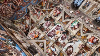 Sistine Şapeli 'nin tavanının detaylı bir görüntüsü, Michelangelo' nun renkli ikonik freskleri ve karmaşık tasarımları sergileniyor. Sanat eseri Rönesans sanatının bir başyapıtıdır..