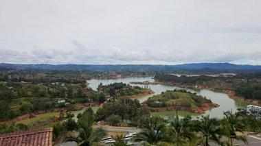 El Peol 'daki Guatap Barajı' nın geniş bir hava manzarası. Bereketli, yeşil manzara dolambaçlı su yollarını sarar, sakin ve sakin bir manzara yaratır.