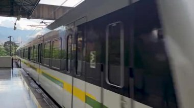 San Javier istasyonunda bir Medelin metro treni kalkışa hazır bekliyor. İstasyon platformu, kentlerin toplu taşıma sisteminin verimliliğini ve modernliğini yakalıyor..