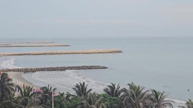 Cartagena 'nın kumlu plajlarının, palmiye ağaçlarının ve canlı kıyı şeridinin havadan görüntüsü. Nazik dalgalar ve tropikal ortam onu rüya gibi bir tatil yeri yapıyor..