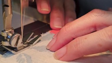 Dikiş makinesinden çiçek dokusuna ustalıkla rehberlik eden eller. Ayrıntılı dantel kenarlar Chapala 'da geleneksel tekstil sanatı sergiliyor..