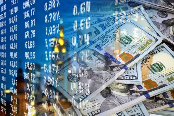 Nakit dolar banknotları, borsa göstergeleri ve şehir binaları - Ekonomi grafiği