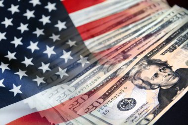 ABD bayrağı ve nakit para banknotları - Ekonomi grafiği