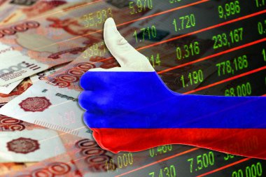 Parmak yukarıda, Rusya bayrağı, nakit Rus rublesi banknotları ve borsa göstergeleri - Ekonomi grafiği