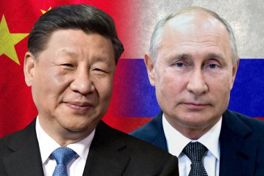 Xi Jinping, Vladimir Putin, Çin bayrağı ve Rusya bayrağı.