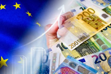 Avrupa bayrağı, ok ve nakit avroluk banknotlar - Ekonomi grafiği (Avrupa, finans, para, tasarruf, yatırım, borsa, seçimler, enflasyon)