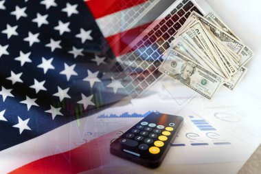 ABD bayrağı, nakit dolar banknotları, defter, hesap makinesi ve sayısal göstergeler - Ekonomi grafiği